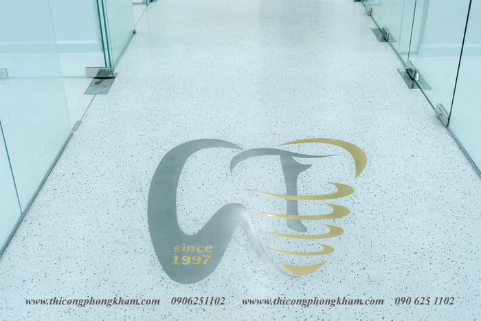 Logo chìm xuống sàn- sang trọng